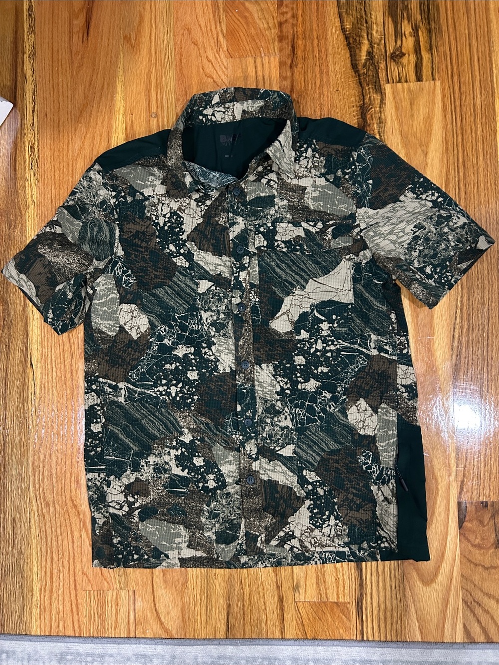 Men’s Short-Sleeve Button-Down Shirt in Black, Brown & Cream